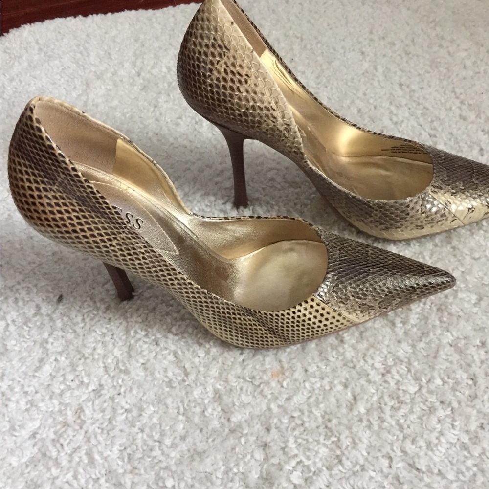 NWOT - Guess leather reptile pattern shoes